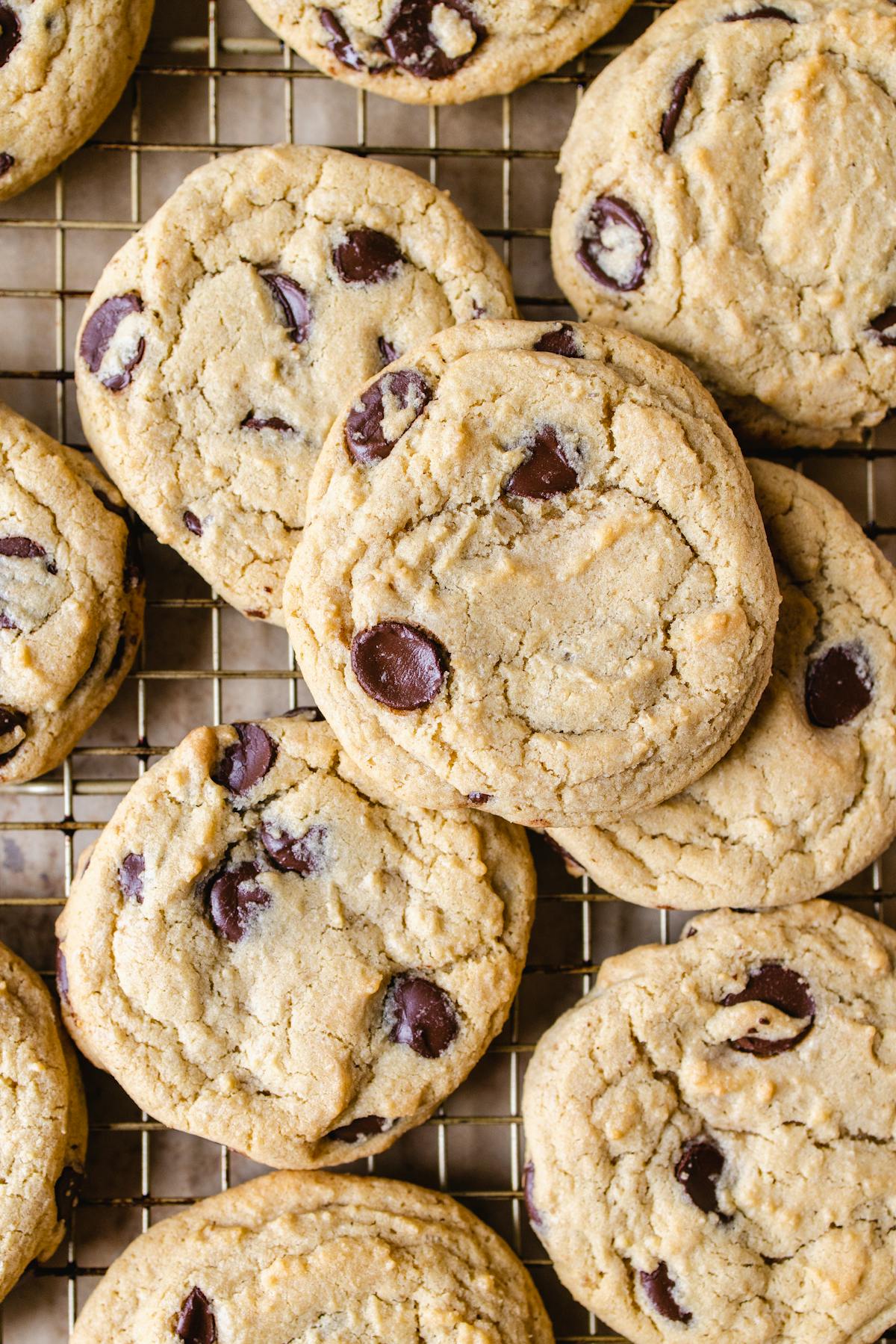 Goldbraune Cookies mit Schokoladenstückchen